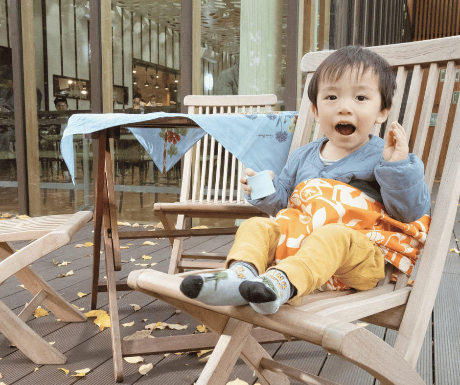 （写真）子育て風呂敷は、お食事の時も小さなお子様が安心のチェアベルトに大変身