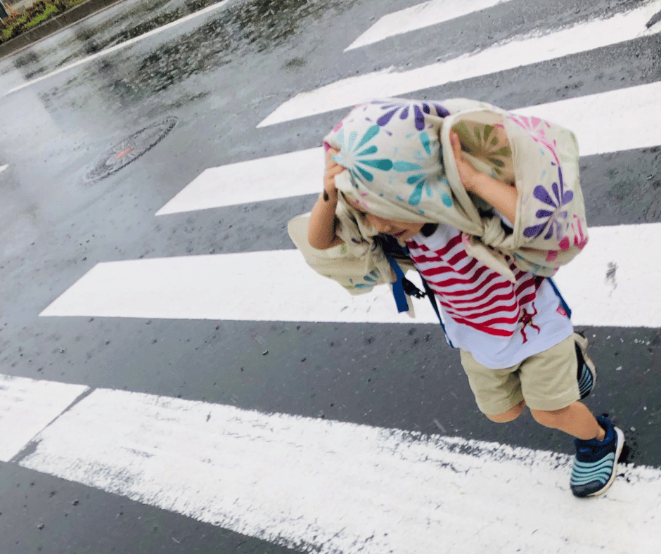 （写真）突然の雨でもふろしきを頭にかぶれば雨よけに使えます