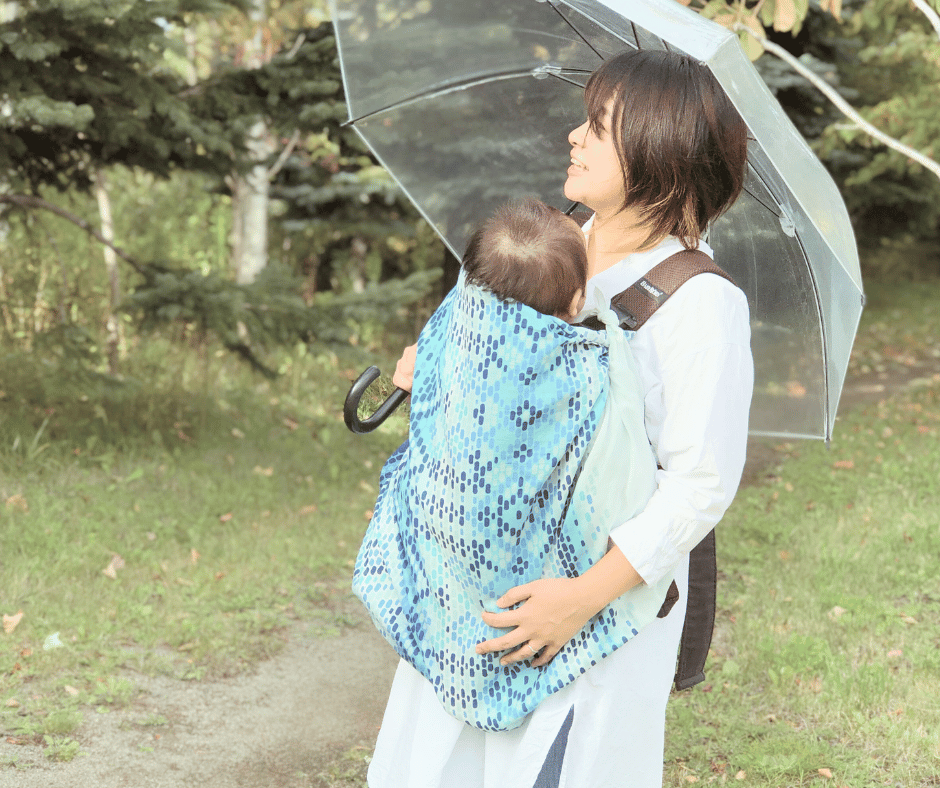 （写真）雨の日でも赤ちゃんが濡れないように風呂敷を使うことができます