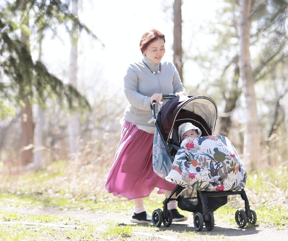 （写真）子育て風呂敷はベビーカーとの相性抜群！お子様の風除け、日よけ、防寒対策にお使いいただけます。